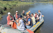 Zeichenhafte Bootsfahrt: Unter dem Motto »Wir sitzen alle in einem Boot« gab es zum Elbe-Kirchentag eine Schlauchbootfahrt mit der Schöpfungsbeauftragten Anne Römpke (vorne) zum Thema »Klima und Konflikte«. © Mandy Weigel