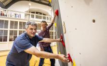 Auf zu neuen Ufern: Gunter Thar und Jörg Schotte von der Ortsgruppe Pirna des Sächsischen Bergsteigerbundes (SBB) bei den letzten Handgriffen zur Fertigstellung des Kletterturms in der Pirnaer Hospitalkirche. Am 30. August, 17 Uhr wird die neue »Kletterkirche Pirna« feierlich eröffnet. © Marko Förster