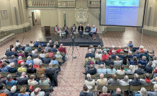 35 Jahre danach versammelten sich einige Akteure von damals am gleichen Ort in der Französischen Friedrichstadtkirche in Berlin: Christine Lieberknecht, Werner Krätschell, Konrad Elmer-Herzig und Joachim Heise © Willi Wild