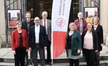 Geburtstagsfreude beim Team der Evangelischen Akademie Sachsen am Reformationstag vor dem Haus der Kirche in Dresden. © Steffen Giersch