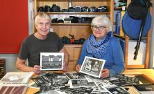 Ein Lebenswerk, das ausgezeichnet wird: Martina und Steffen Giersch zeigen in ihrem Dresdner Büro Schwarz-Weiß-Fotos, die er in der DDR und bis in die 90er Jahre aufgenommen hat. © Dietrich Flechtner