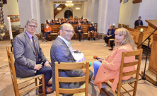 Demokratie braucht Religion: Moderiert von Akademiedirektor Stephan Bickhardt (l.) hörten die beiden Minister Petra Köpping (SPD) und Wolfram Günther (Grüne) in der Bad Lausicker Kirche zu und versuchten sich an Antworten. © R. Dietze