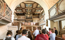 Besichtigung der Kirche Niederrossau: Im Rahmen des Projekts werden bauklimatische Faktoren im Zusammenhang mit den Holzbalkendecken und ihrem Umfeld wissenschaftlich untersucht. © LfD