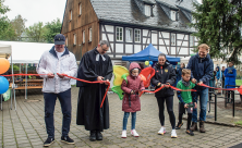 Am 14. September wurde der Kulturpfad Höhenweg in Chemnitz-Adelsberg mit Pfarrer Daniel Förster (Mitte) feierlich eröffnet. Der Weg verbindet die Stadtteile Adelsberg, Reichenhain, Erfenschlag und Harthau. © Sven Gleisberg 