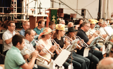 Bläser mit und ohne Hut beim Festgottesdienst zum 625. Stadtfest im Festzelt in Flöha am vergangenen Sonntag. © Michael Lieberwirth