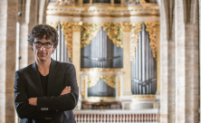 Organist Albrecht Koch vor der berühmten Silbermann-Orgel im Freiberger Dom. Er steht seit 2010 an der Spitze der Gottfried-Silbermann-Gesellschaft.