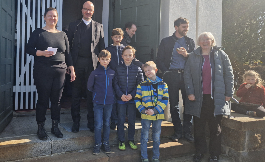 Nach dem Gottesdienst ist vor dem Gemeindedialog: Landesbischof Tobias Bilz hat die Gemeinde in Oppach besucht. © Andreas Herrmann