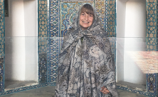 Kerstin Bub bei ihrer Reise durch den Iran. Die pensionierte Lehrerin aus Mainz musste sich an einheimische Kleidervorschriften halten. © epd-bild/Kerstin Bub