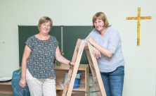 Schulleiterin Annett Franzke und Erzieherin Anke Kevekordes (v. l.) unterrichten trotz Umbau – für die 176 Schüler, zwölf Lehrer und zehn Erzieher der Trinitatisschule gehört das DDR-Flair bald der Vergangenheit an. © Thomas Barth