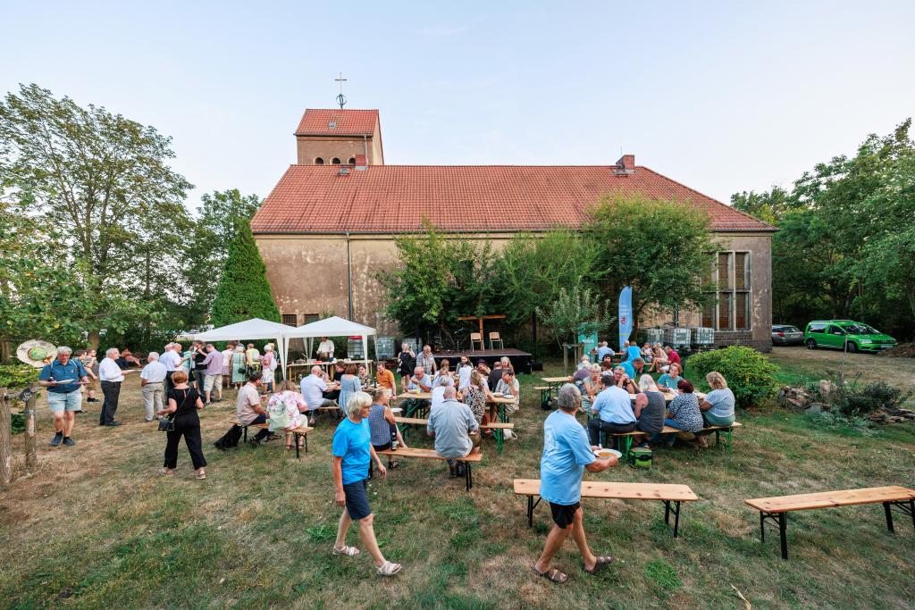 Gemeinsam die Schöpfung würdigen: Begegnungen beim Tag der Schöpfung im Pfarrgarten der Ökokirche Deutzen. © Uwe Winkler