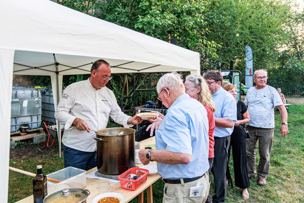 Leibliche Stärkung: Ausgabe veganer Kürbissuppe. © Uwe Winkler