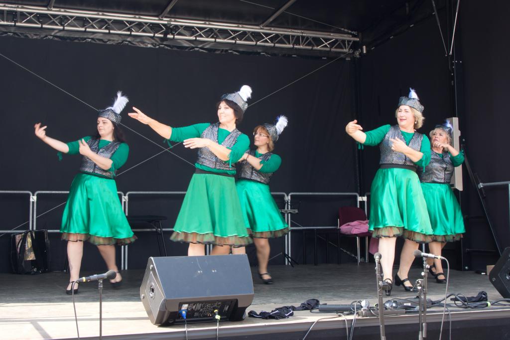 Traditionelle Tänze auf der Bühne auf dem Roßweiner Markt. © Matthias Oelke/EVLKS