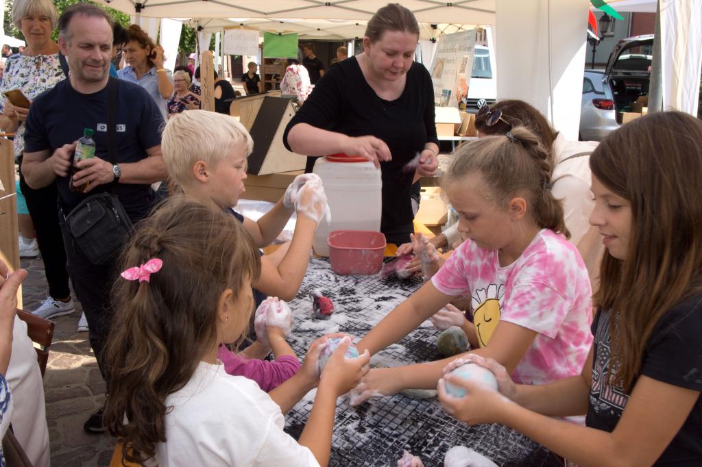 Auch für Kinder gab es auf dem Markt ein buntes Programm. © Matthias Oelke/EVLKS