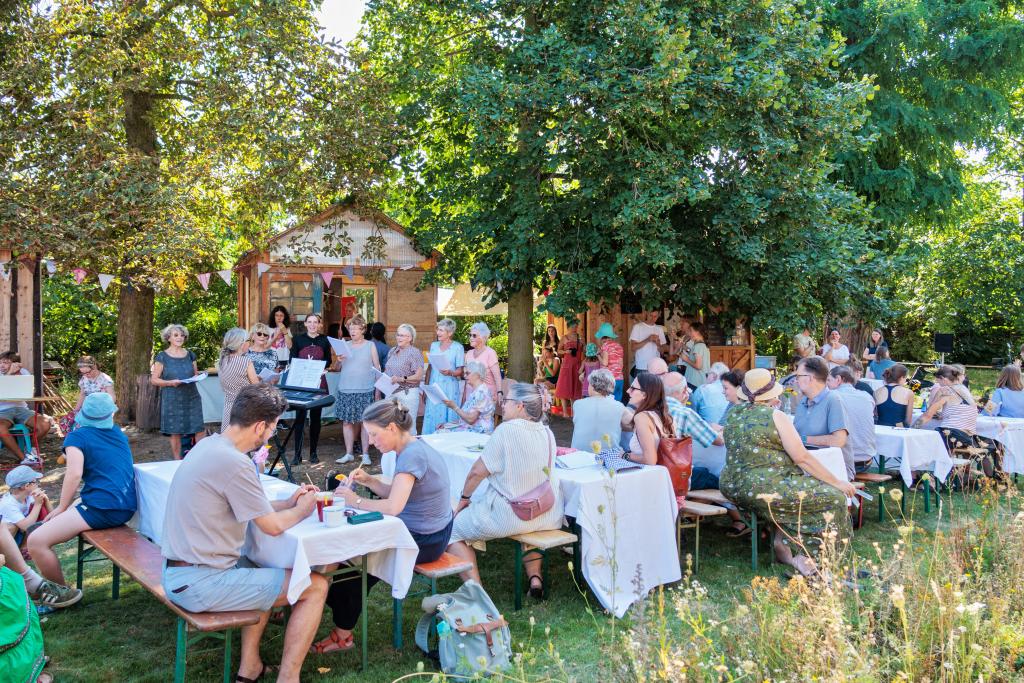 Ende August wurde ein Gartensommerfest »Auf der Johanneshöhe« gefeiert – mit Kaffee und Kuchen, viel Musik, Workshops und Austausch. © Uwe Winkler