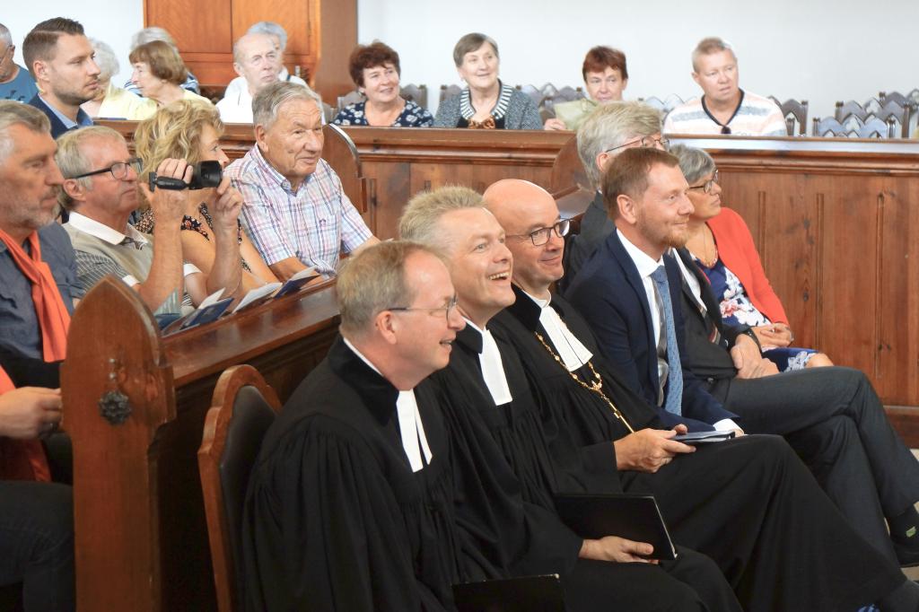 Prominenz beim Aussiedlertag: Bischof Bilz und M. Kretschmer (r.). © Matthias Oelke/EVLKS