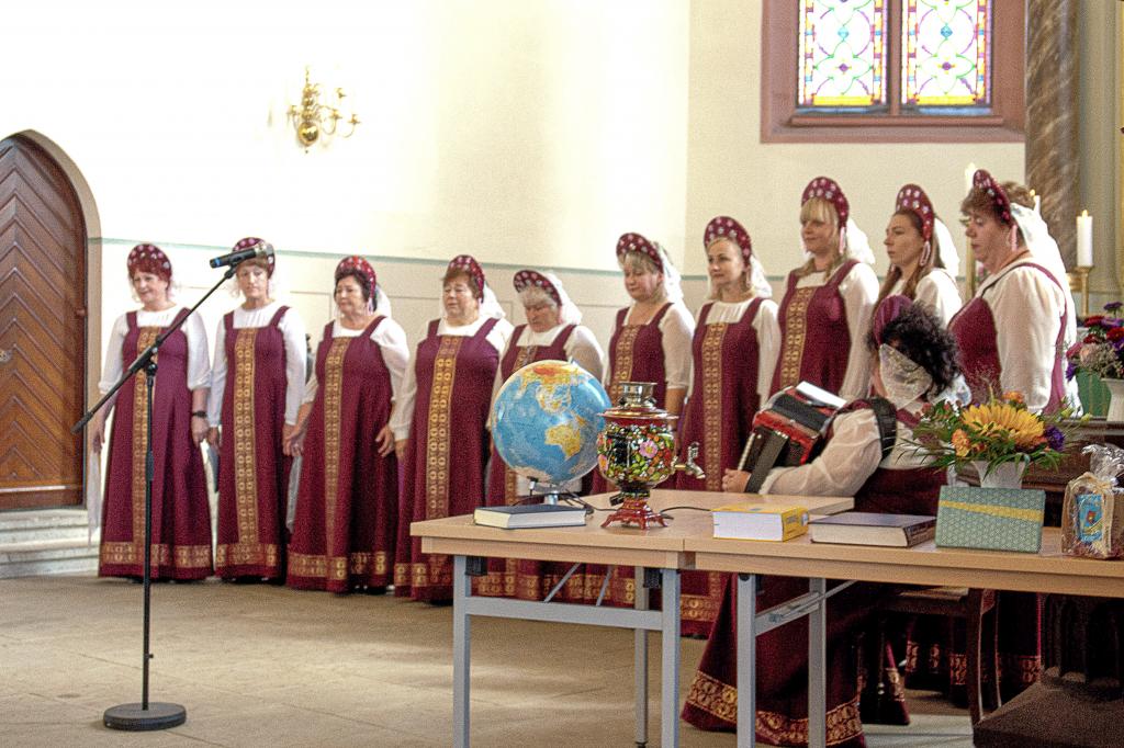 Vertraute Klänge: Ein Chor führte »Kalinka« in der Marienkirche Roßwein auf. © Matthias Oelke/EVLKS