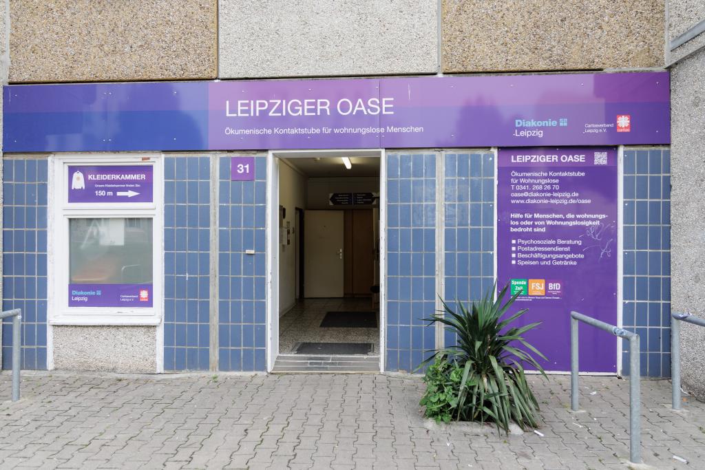 Außenansicht der »Leipziger Oase« in der Nürnberger Straße. Hier gibt es u. a. ein günstiges Frühstücks- und Mittagessensangebot für Wohnungslose. © Uwe Winkler