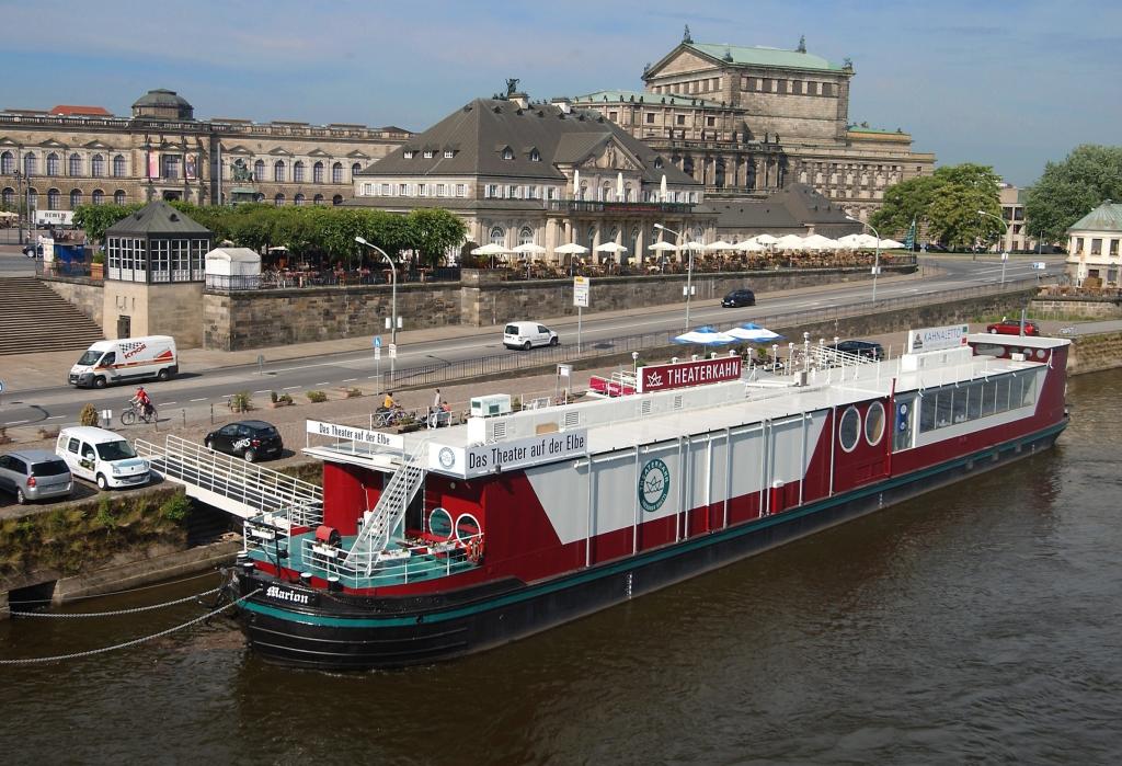 Der Dresdner Theaterkahn am Terrassenufer, im Hintergrund die Semperoper. © CC BY-SA 4.0/ Carsten Nüssler