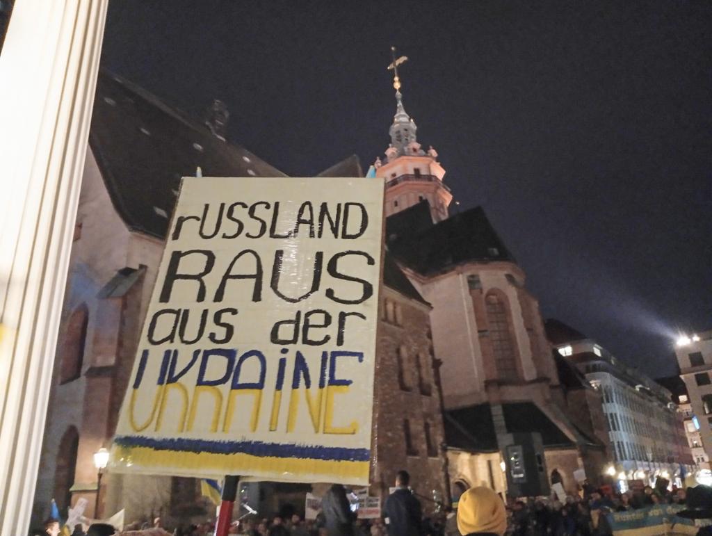 Hunderte Ukrainer protestierten auf dem Nikolaikirchhof. © Torsten Hilscher