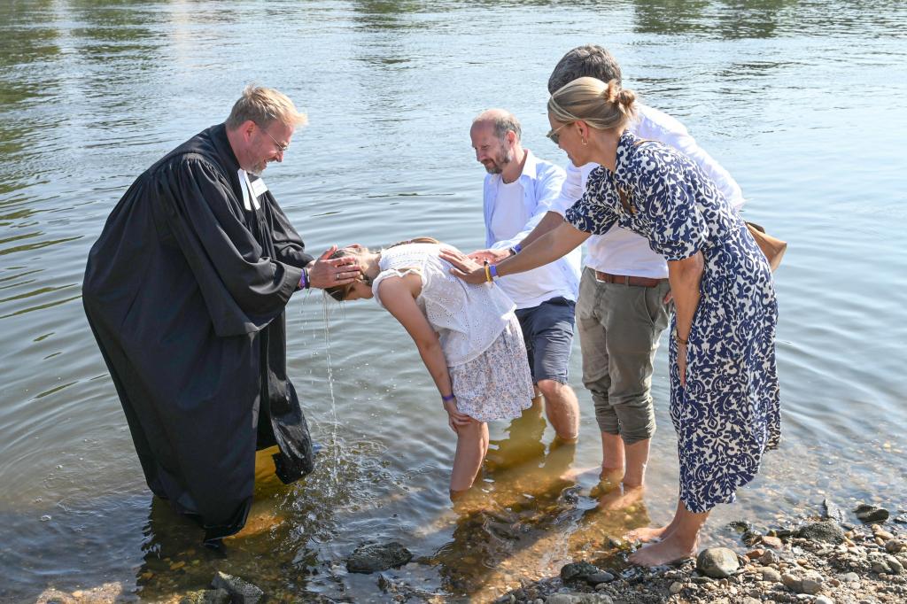 Pfarrer Tobias Hanitzsch bei der Taufe von Olivia Karl in der Elbe am vergangenen Sonntag. Neben ihm haben neun weitere Kolleginnen und Kollegen parallel im Fluss getauft. © Steffen Giersch 