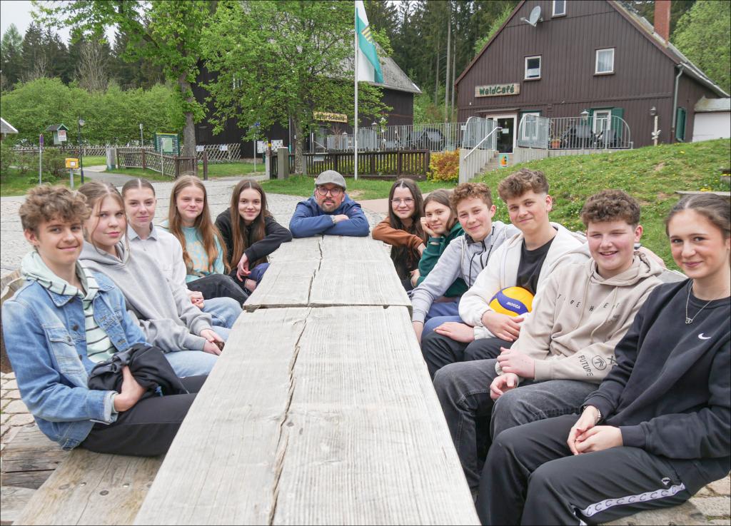 Kleine Runde, große Gemeinschaft: Die Konfis aus der Kirchgemeinde Frankenberg-Niederlichtenau sitzen beim Landeskonficamp in Grünheide/Vogtland gemeinsam mit Carsten Hauptmann (M.) vom Leitungsteam. © M. Rosenbaum