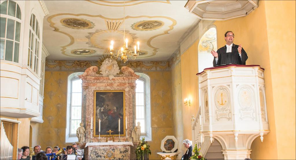 Freude und Staunen in der Kirche Nischwitz: Pfarrer Alexander Wieckowski predigte am Sonnabend auf der neu geweihten Kanzel der Kirche in der Kirchengemeinde Thallwitz-Lossatal bei Wurzen. © Thomas Barth 