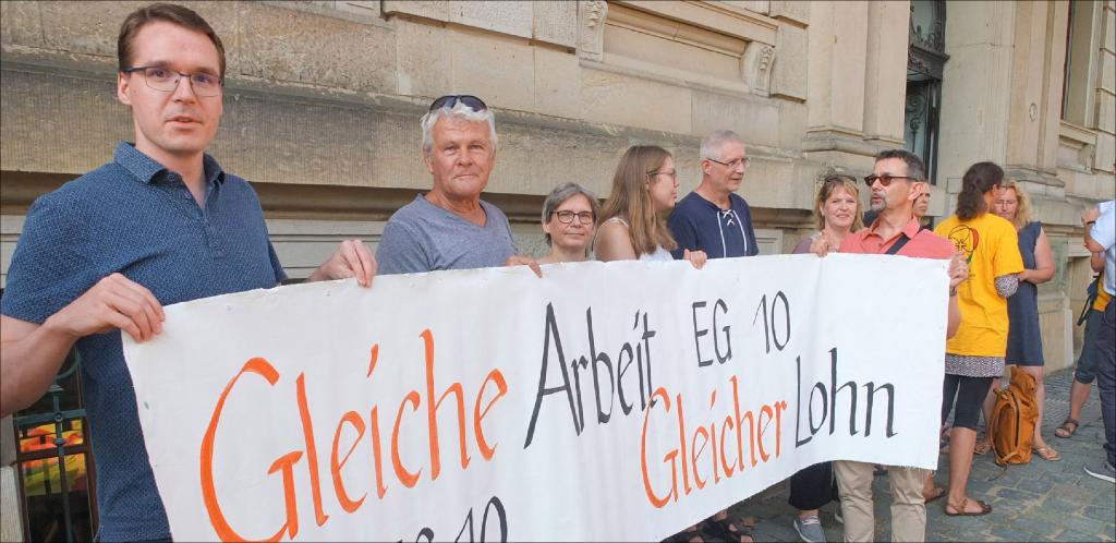 Demonstrierende Gemeindepädagoginnen und Gemeindepädagogen am Donnerstag (5. September) vor dem Landeskirchenamt in Dresden. »EG 10« auf dem Transparent steht für »Entgeltgruppe 10« – das sind zwischen rund 3600 bis 5100 Euro brutto je nach Entwicklungsstufe. © Tomas Gärtner