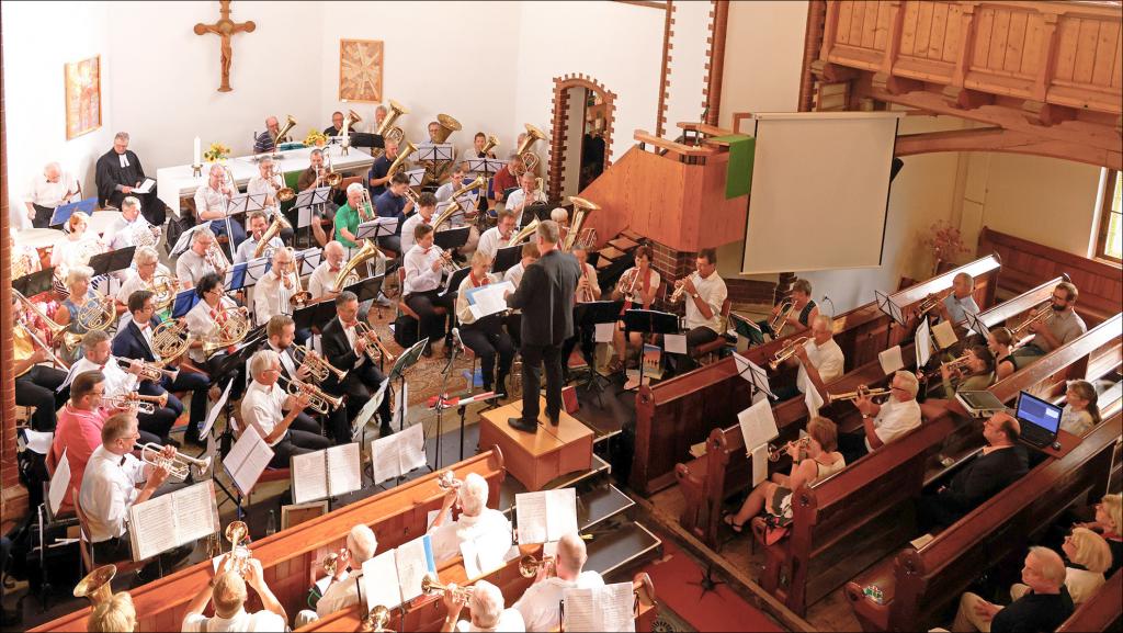 Volle Kirche in Hartmannsdorf: Am vergangenen Sonntag wurde anlässlich des 100. Geburtstages des Posaunenchors ein Festgottesdienst mit Bezirksposaunenfest gefeiert. © Markus Pfeifer