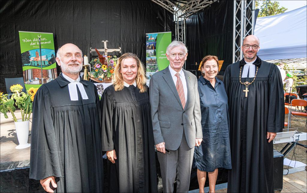 Am Sonntag in Markkleeberg-Zöbigker (v. l.): Pfarrer Frank Bohne, Pfarrerin Kathrin Bickhardt-Schulz, Bundespräsident a. D. Horst Köhler, der frühe Kindheitsjahre in Zöbigker verbrachte, Eva Köhler, Landesbischof Tobias Bilz. © Uwe Winkler