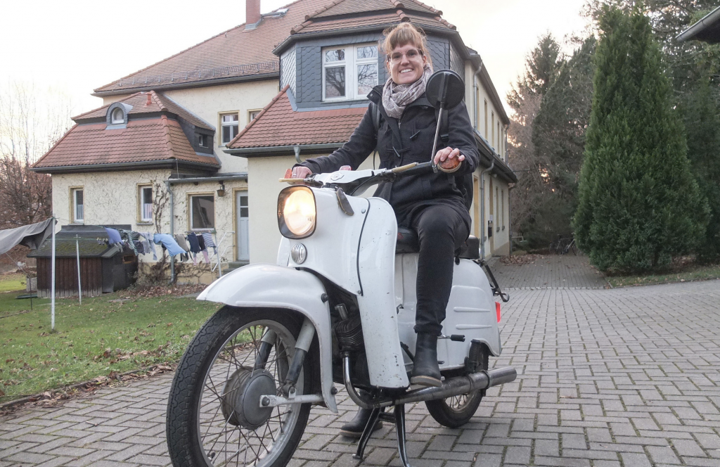 Fürs Foto auf der Schwalbe wie einst Schwester Agnes. Tatsächlich fährt Marlen Rüdiger mit dem Elektrofahrrad. © Tomas Gärtner