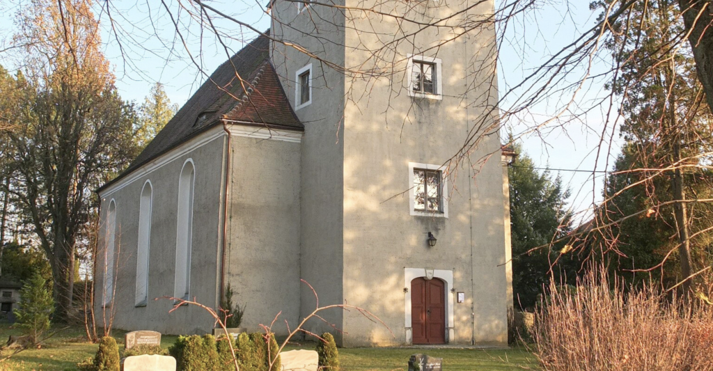 Die Kirche in Großharthau. Weitere drei in umliegenden Dörfern gehören zur Gemeinde. © Tomas Gärtner