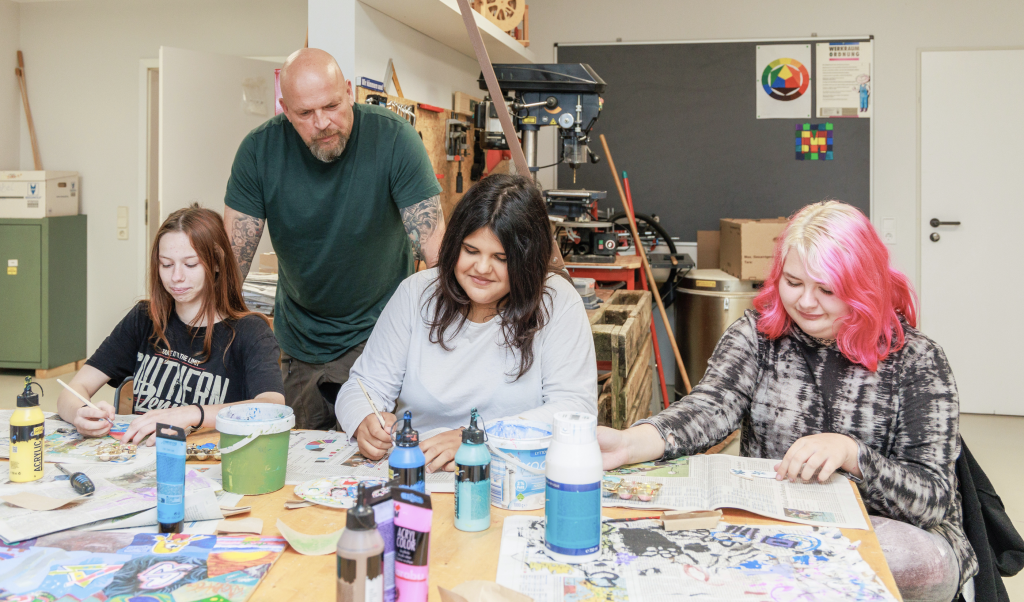 Frank Hoppenz arbeitet seit 2008 als Werkpädagoge in der Werk-statt-Schule, wahlweise mit Holz, Gips, Ton und Farben. Lena (15), Evelyn (15), Marisol (14) v.l.n.r. © Uwe Winkler