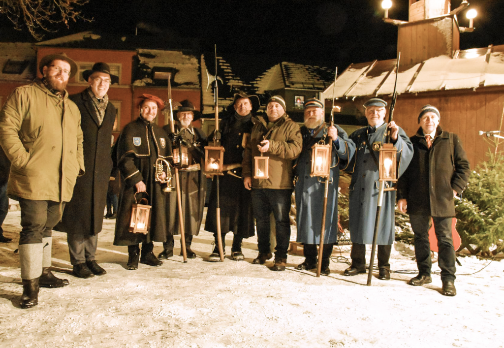 Türmer Matthias Barth (3. v. l.) mit einigen Gratulanten, darunter Pfarrer aus Thum sowie Nachtwächter aus Tannenberg, Lübben und Zwönitz. © Thomas Lesch