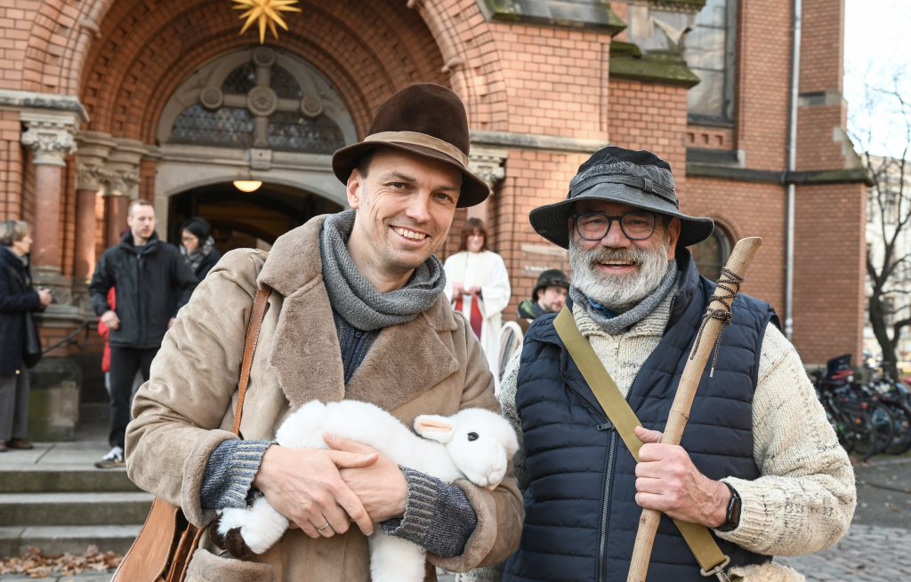 Clemens Kämpf (links) und Frank Krause gehen als Hirten auf die Besucher des Adventsmarktes zu. © Steffen Giersch