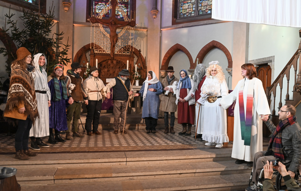 Pfarrerin Gisela Merkel (r.) segnet am Ende des Gottesdienstes in der Markuskirche die Darsteller. © Steffen Giersch