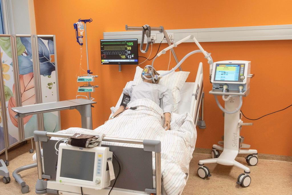 Die nachgebaute Intensivstation im neuen Simulations- labor der Evangeli- schen Hochschule Dresden. Im Bett liegt Frau Schreiber, eine Patientin aus Kunststoff, angeschlossen an Kontrollgeräte. © Dietrich Flechtner