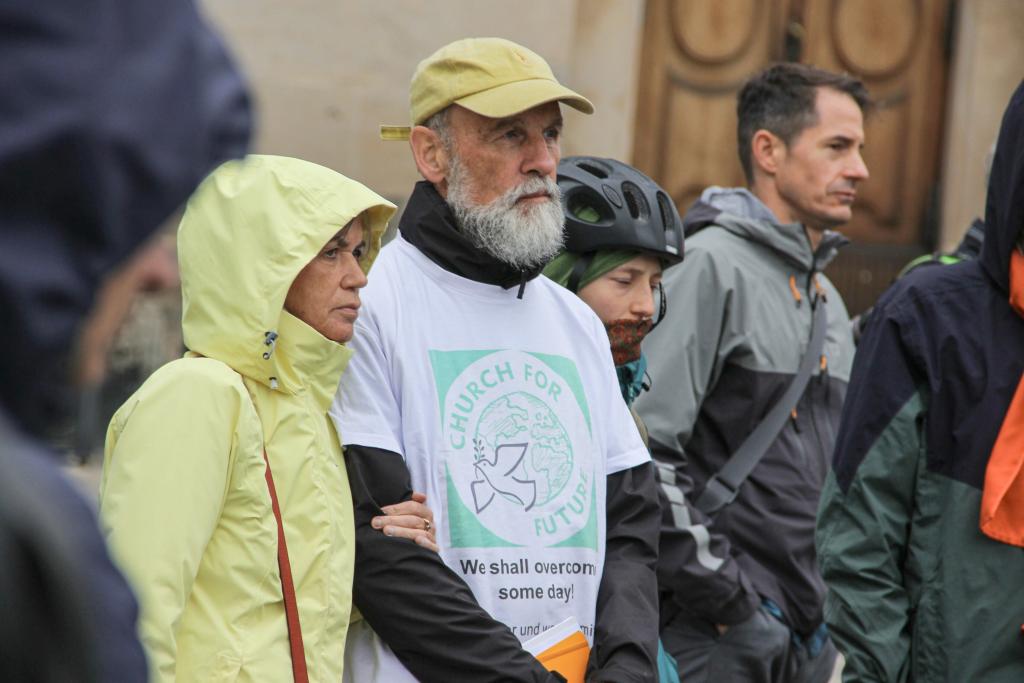 Zeichen setzen: Teilnehmer des Pilgerwegs durch die Dresdner Innenstadt am Sonntagmittag zum Abschluss der ökumenischen Tagung »Hoffnung für die Erde leben«. © ACK/Jens Haverland