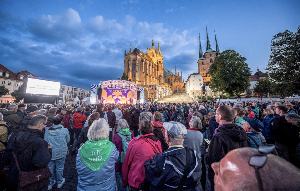 Abendsegen am Mittwoch auf dem Domplatz in Erfurt: Beim Katholikentag gab es nicht nur harte Debatten über heiße Themen, sondern auch zahlreiche Gelegenheiten für Gebete und Gemeinschaft. © Kremer/Katholikentag