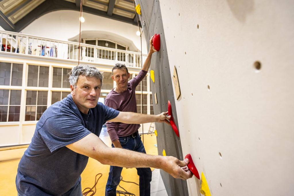 Auf zu neuen Ufern: Gunter Thar und Jörg Schotte von der Ortsgruppe Pirna des Sächsischen Bergsteigerbundes (SBB) bei den letzten Handgriffen zur Fertigstellung des Kletterturms in der Pirnaer Hospitalkirche. Am 30. August, 17 Uhr wird die neue »Kletterkirche Pirna« feierlich eröffnet. © Marko Förster