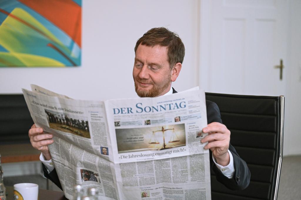 Wenn Zeitung lesen Freude bringt: Kretschmer mit dem SONNTAG. © Steffen Giersch