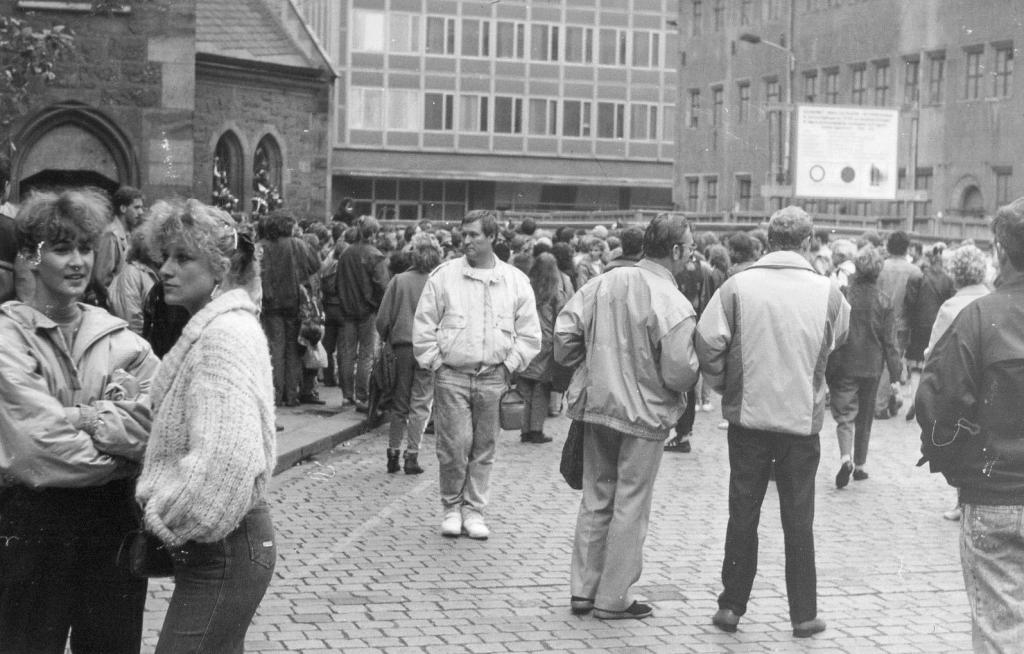 Nikolaikirchhof 7.10.89. Erkennt sich jemand wieder? © Bischoff