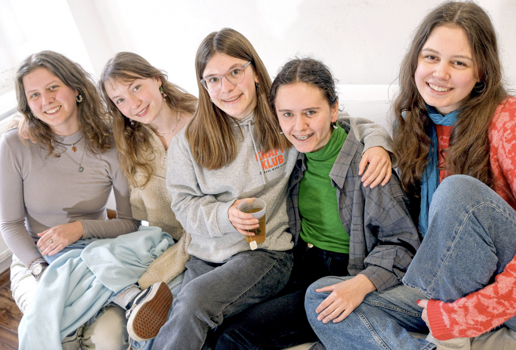 Coco (20), Ida (16), Jette (16), Resa (19), Lia (16) (v. l.) der ev.-luth. St.-Nikolai-Kirchgemeinde Löbau sind schon im zweiten Jahr bei der Jüngerschaftsschule dabei. © Matthias Weber