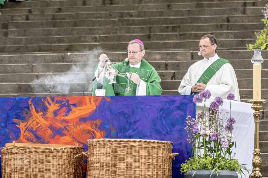 Abschlussgottesdienst am Sonntag auf den Stufen des Erfurter Doms. © Roeser/Katholikentag