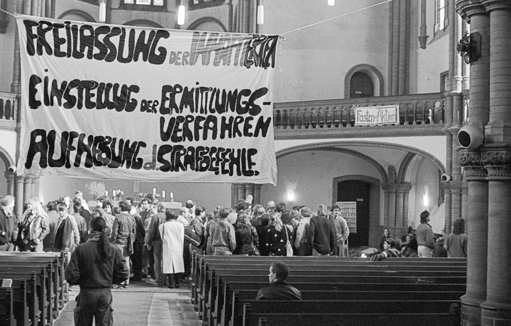 Nach den Ausschreitungen vom 7. Oktober 1989 in Ost-Berlin gab es am 8. Oktober in der Gethsemanekirche eine Bürgerversammlung. © Rolf Zoellner