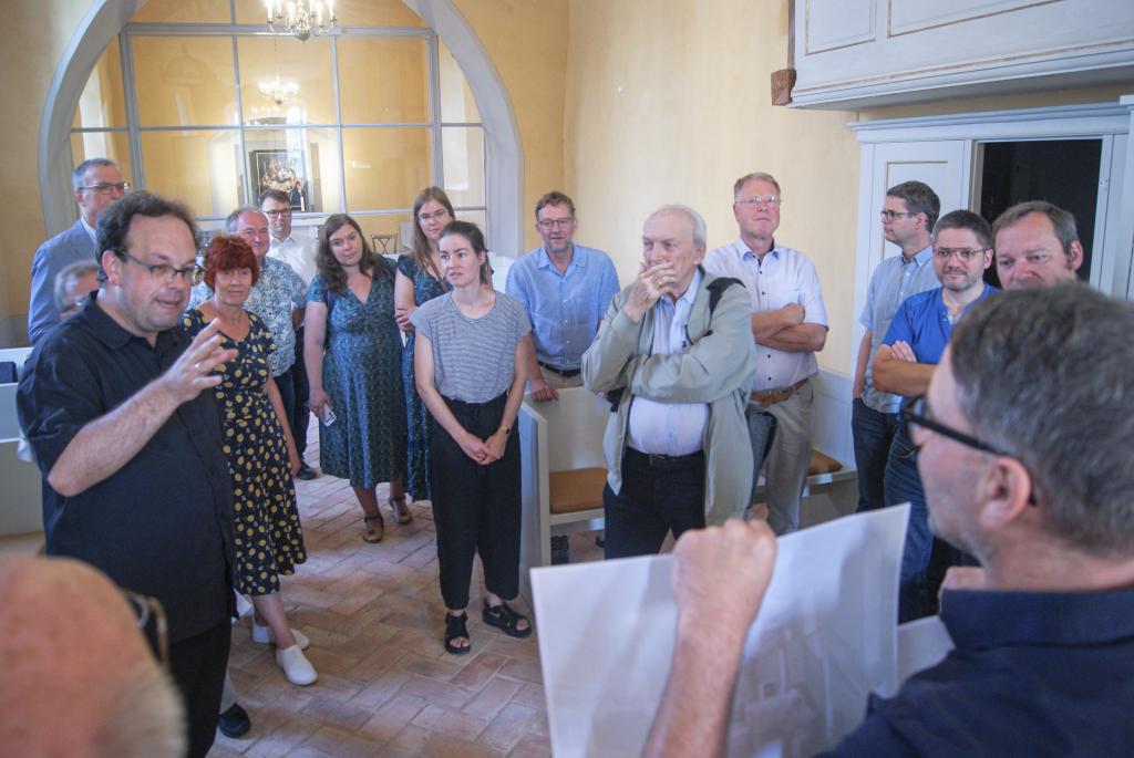 In der Kirche Nischwitz staunen die Gäste über die Veränderung. Künftig soll sie gemeinschaftlich genutzt werden. Im Hintergrund die abgeteilte Winterkirche. © Uwe Naumann