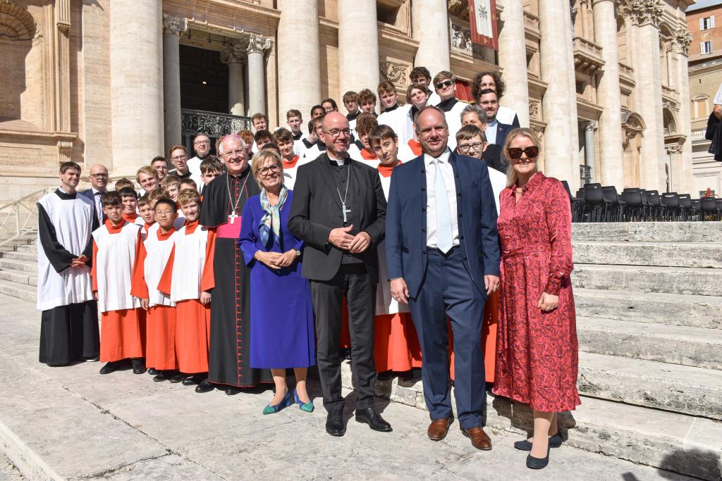 Die sächsische Pilgergruppe in Rom mit den Dresdner Kapellknaben, den Bischöfen, Dresdens Oberbürgermeister Hilbert und Ministerin Klepsch. © Ruth Weinhold-Heße