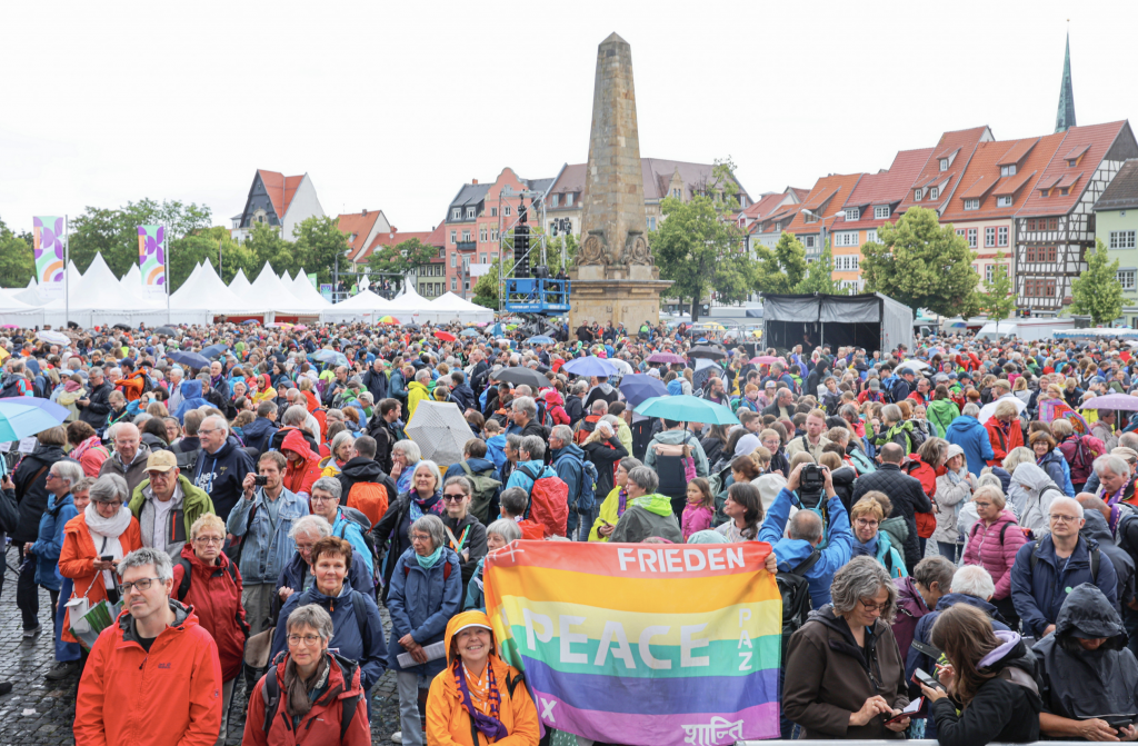 Friedenszeichen beim Fronleichnamsgottesdienst am Donnerstag auf dem Erfurter Domplatz. © Johna/Katholikentag