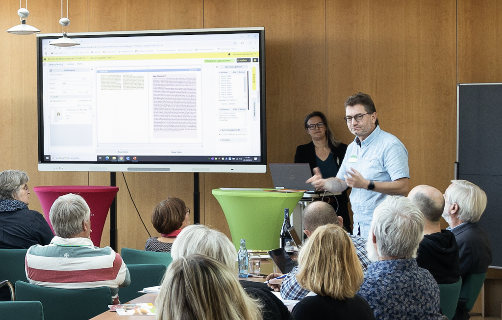 Experten stellen die Arbeit im neuen Gemeindebriefportal vor. © Müller-Wähner/evlks.de