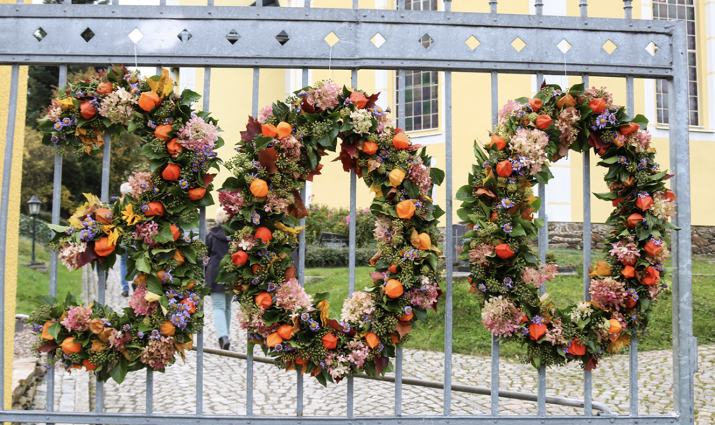 Besonderes Blumengebinde zum Jubiläum © Irmela Hennig