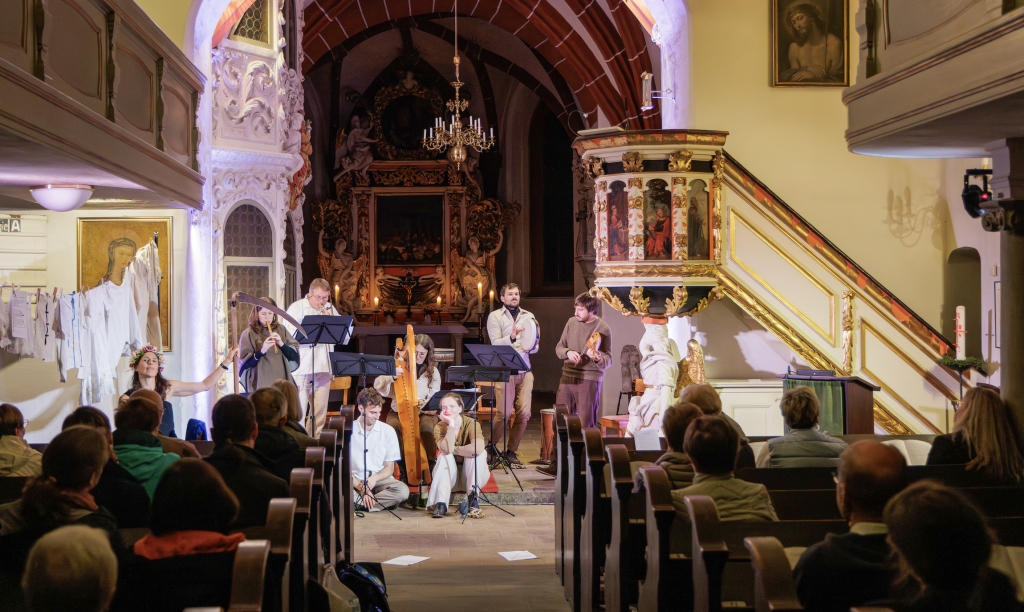 Apostelkirche Leipzig-Großzschocher vor wenigen Tagen: Das Ensemble Sospiratem (Leipzig) macht die Zeit des Bauernkrieges, der 1524–1526 stattfand, dank Musik anschaulich. © Uwe Winkler